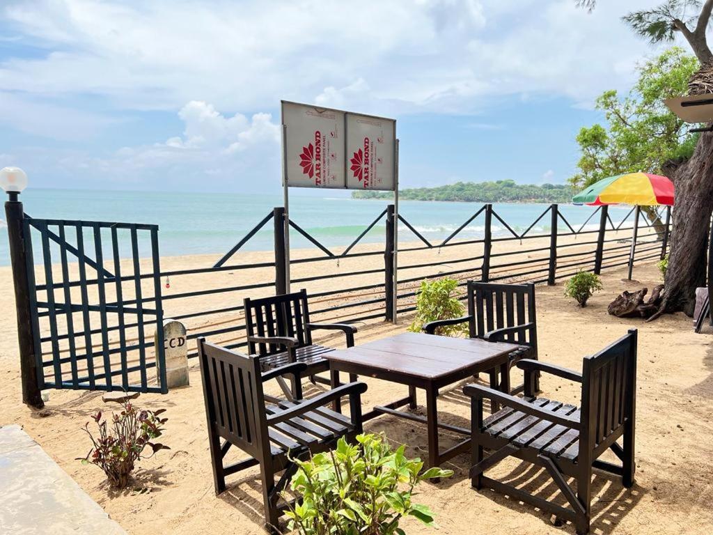 Tsunami Beach Hotel Аругам Экстерьер фото